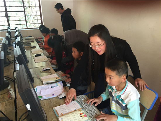 队员们手把手教小学生练习电脑打字.jpg