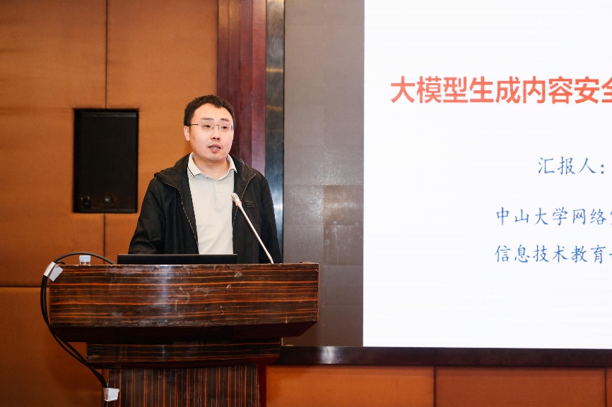 钢琴前的人AI 生成的内容可能不正确。