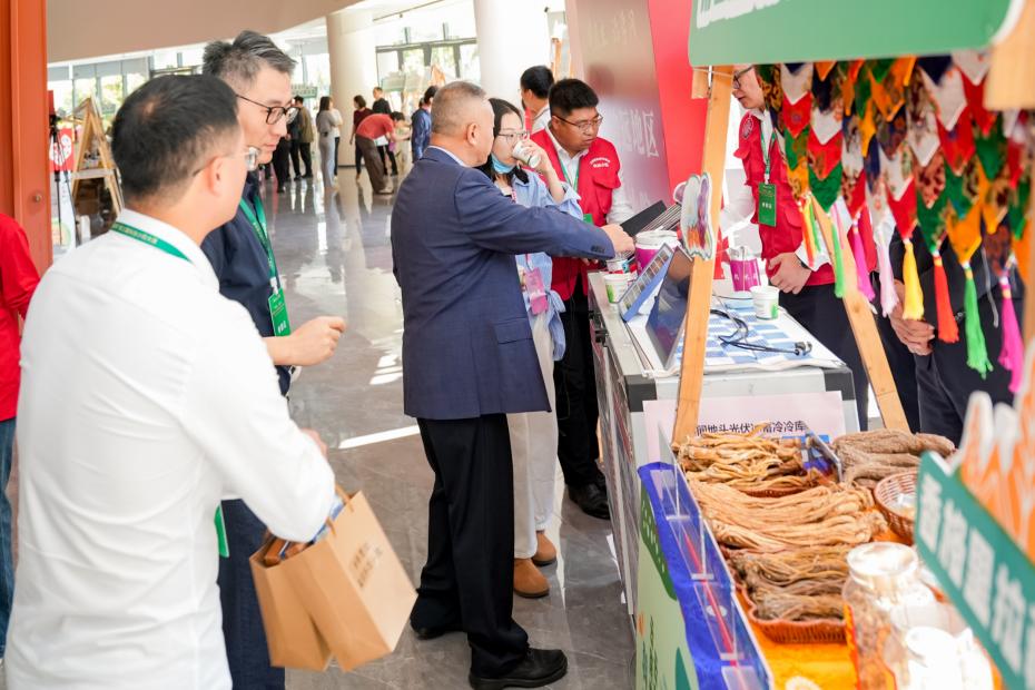 CYY09888-opq4243845530