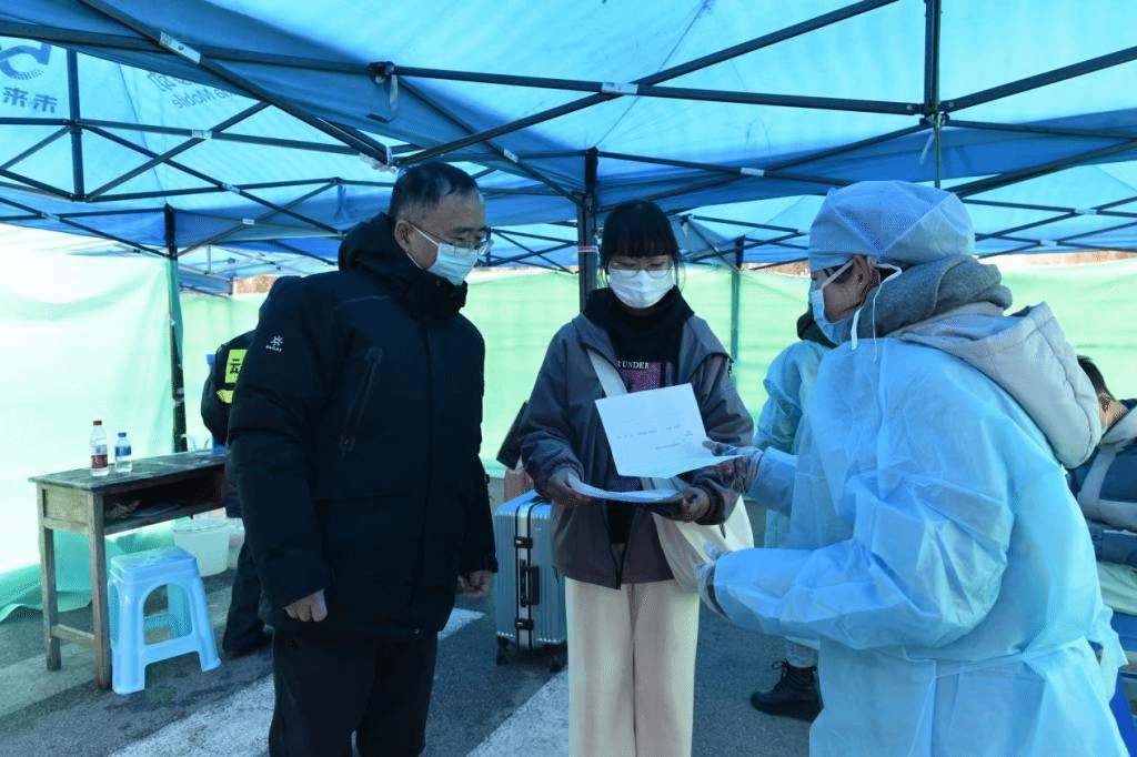 校党委蒋永文书记一行实地调研检查学生返校工作