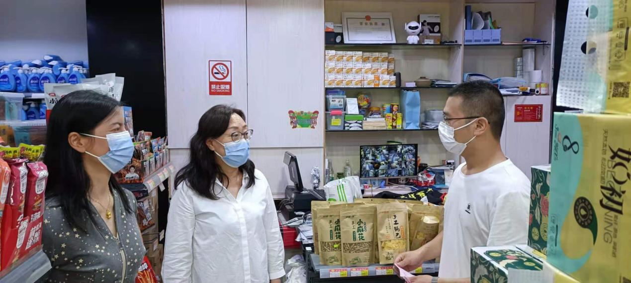 郝淑美副校长带队检查校内各商业网点的开学准备情况