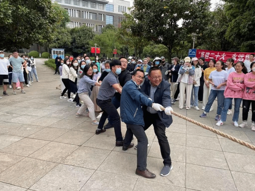 教育学部举办第二届阳光校园游园会暨拔河比赛
